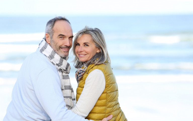 couple retraités en bord de mer