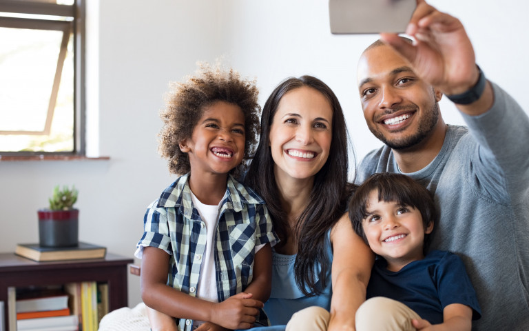 Famille fait selfie sur le canapé