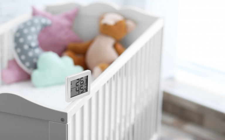 monitor wiegendood vastgemaakt aan kinderbed