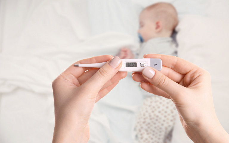 Bébé malade qui dort et qui a de la fièvre