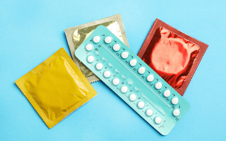 Moyens de contraception avec préservatifs et pilules