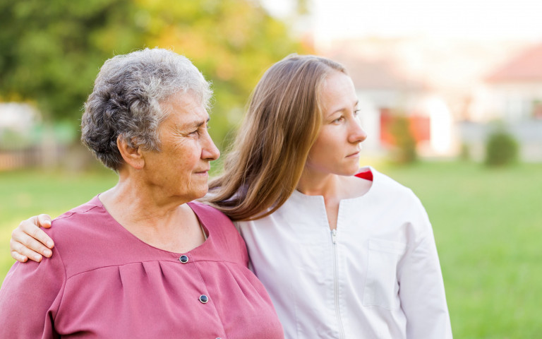 kleinkind met grootmoeder