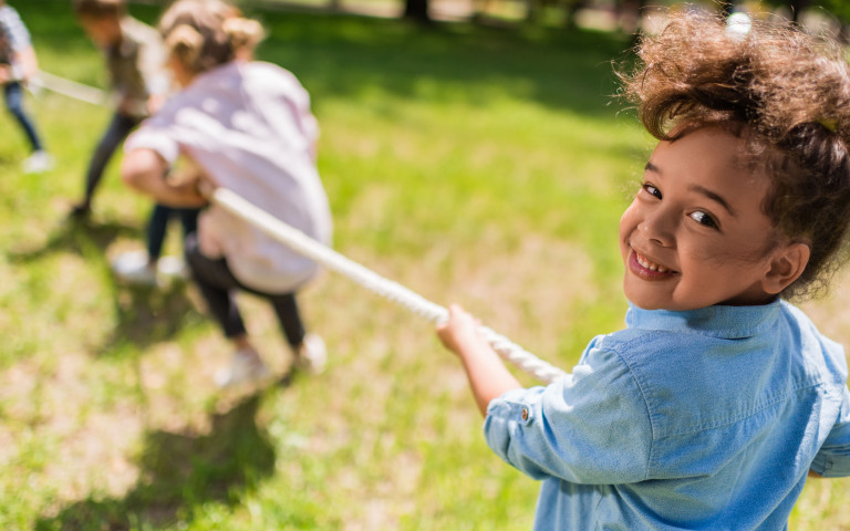 Meisje speelt met jeugdbeweging in park