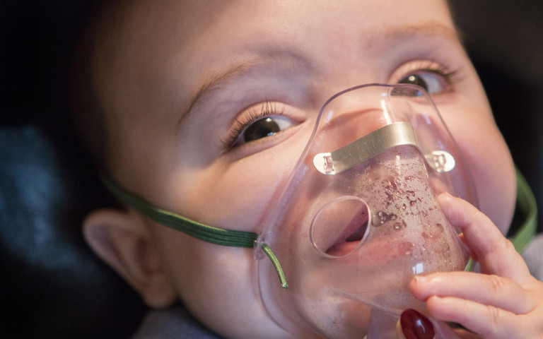 Kind-met-aerosol-mucoviscidose