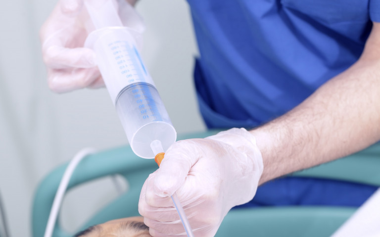 infirmier qui nourrit le patient via alimentation entérale