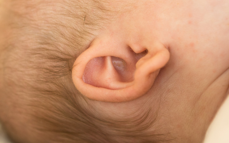 close-up oortje pasgeboren baby