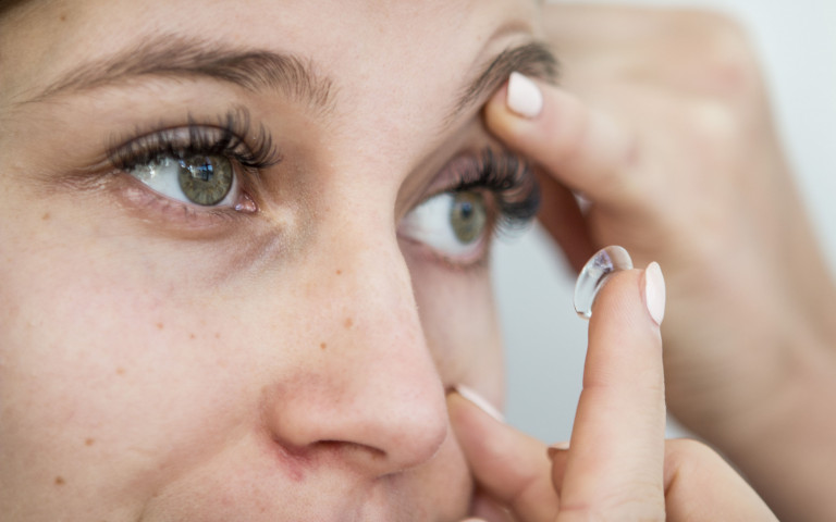 Gemme qui met une lentille de contact