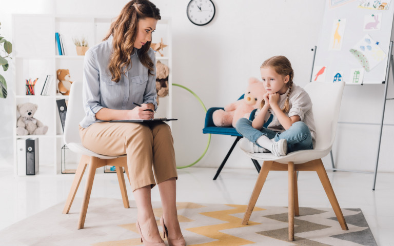 Psychologue parle avec une fille en thérapie