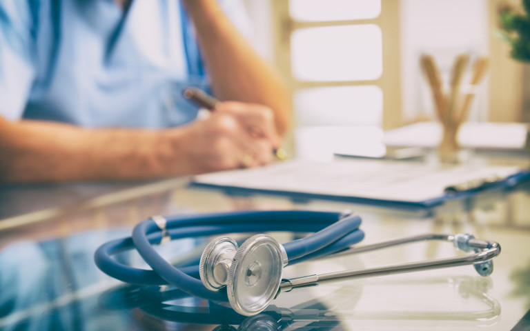 Stetoscoop met wazige achtergrond