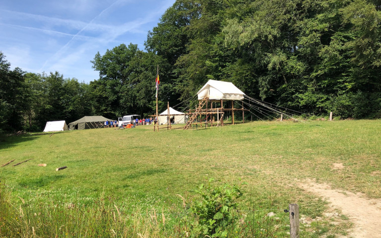 Camp scouts dans un champ à la campagne