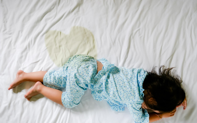 un enfant qui a fait pipi au lit