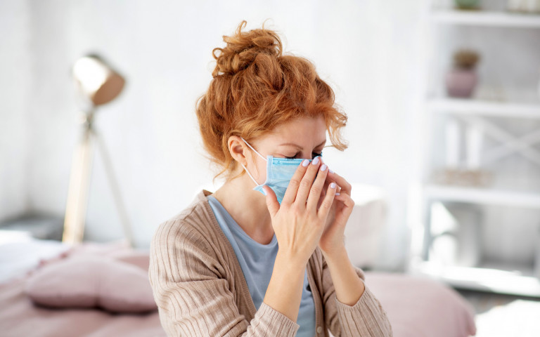femme malade du coronavirus avec son masque