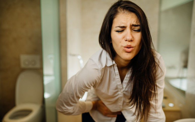 Vrouw pijnlijke buik ziekte van Crohn