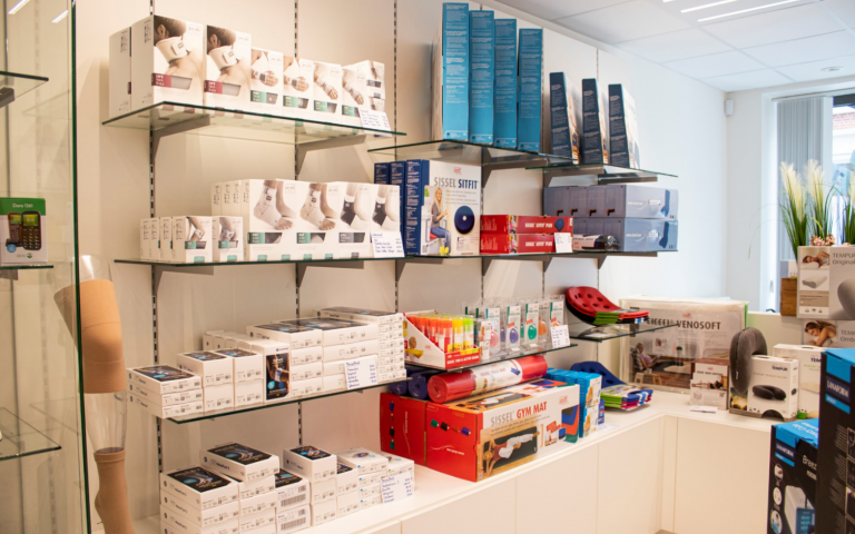 Sport aanbod in de winkel van Zorgboetiek in Roeselare.