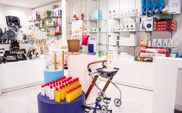 Een blik in de Zorgboetiek winkel in Roeselare.