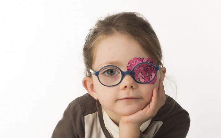 Kindje met bril en oogpleister