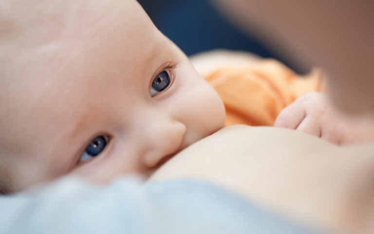 baby krijgt borstvoeding