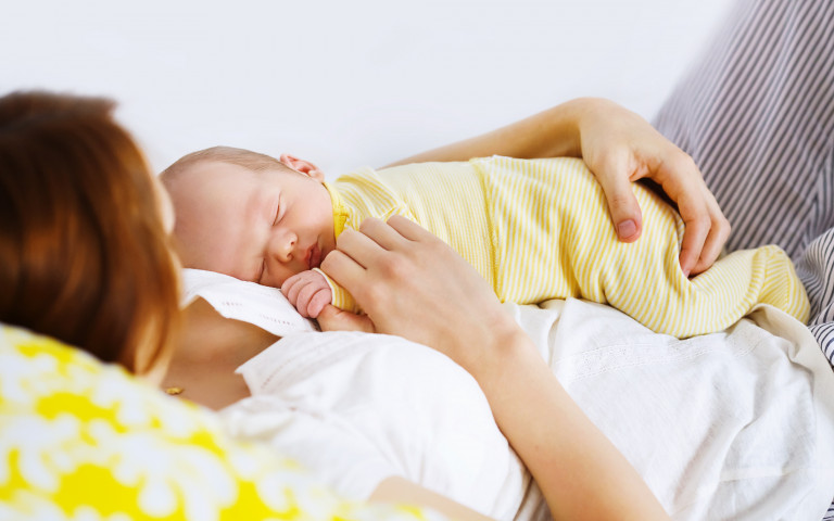 bébé dort sur le ventre de maman