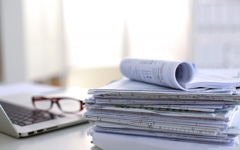 berg administratie met bril op