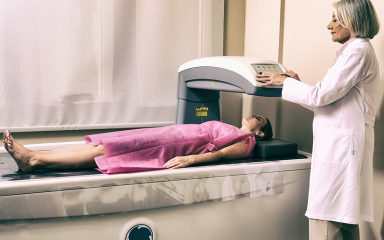 femme qui fait un scanner avec médecin qui la guide