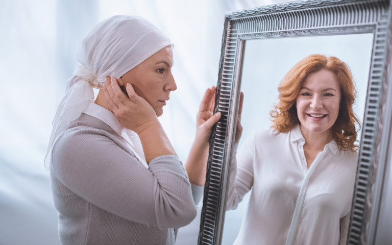 Dame malade avec un turban qui se voit comme avant dans le miroir