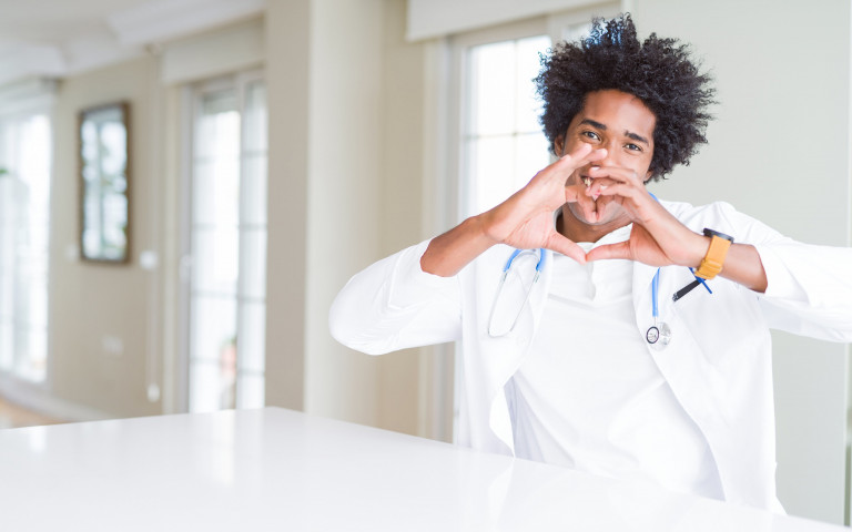 Dokter maakt hartje met handen