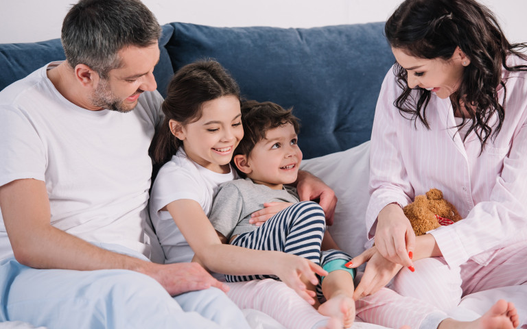 famille ensemble et confortable à la maison