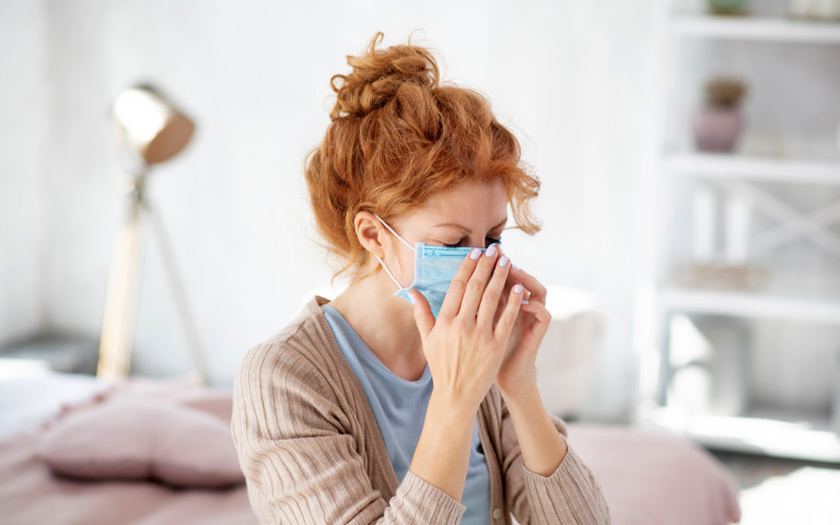 Zieke vrouw met corona mondmasker