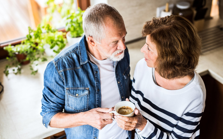 gepensioneerd koppel drink koffie