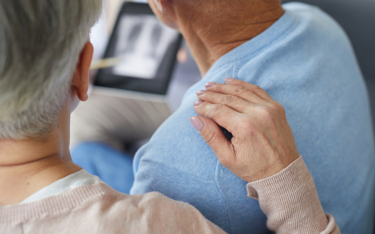 main sur l'épaule avec résultat examen médical rayon
