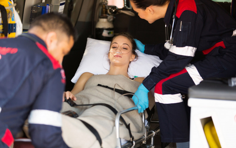 Jeune femme en ambulance