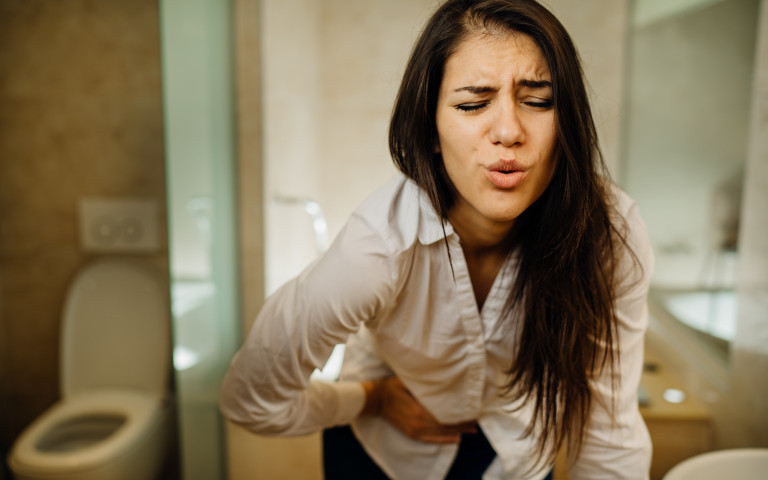 femme qui souffre de maux de ventre, de la maladie de Crohn