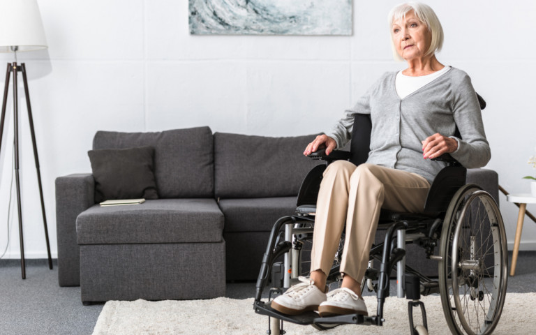 oude dame in rolstoel
