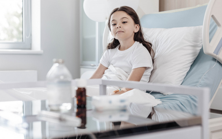 meisje met medicatie in ziekenhuis