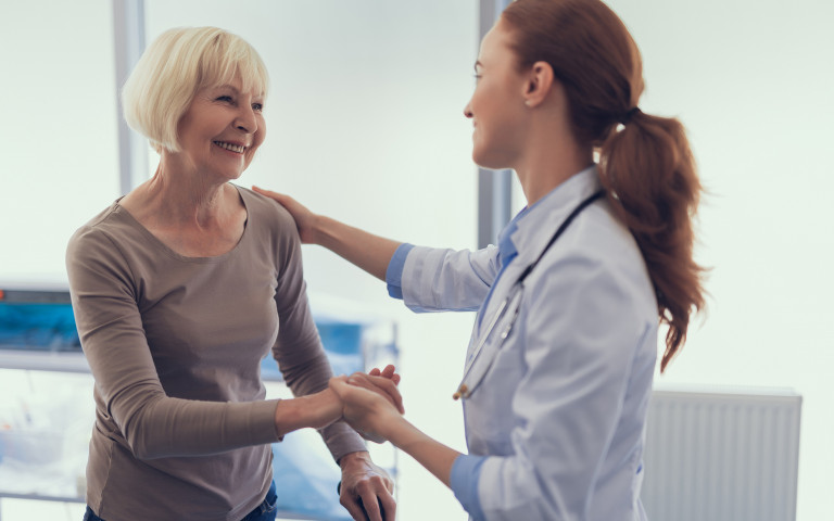 dame âgée chez le docteur