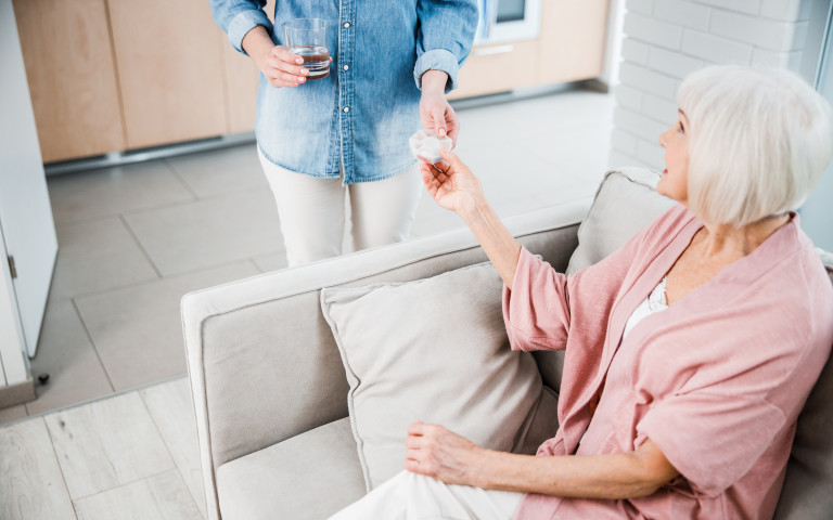 oude dame krijgt medicatie