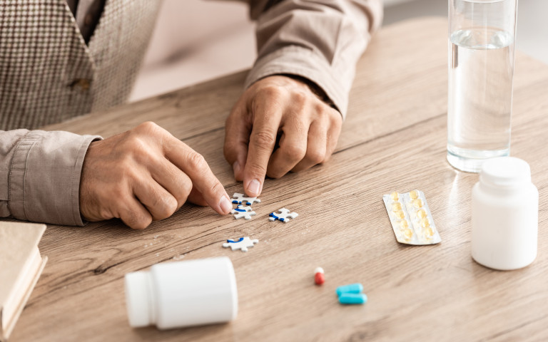 homme âgé avec un puzzle
