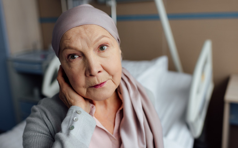 femme dans un hopital avec un foulard sur la tête