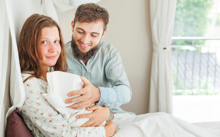 nouveau-né avec maman et papa à l'hôpital