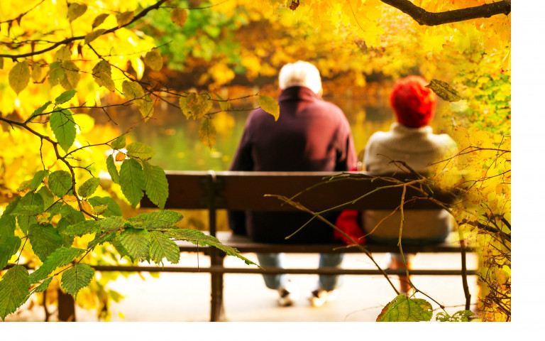 ouder koppel rust op bank