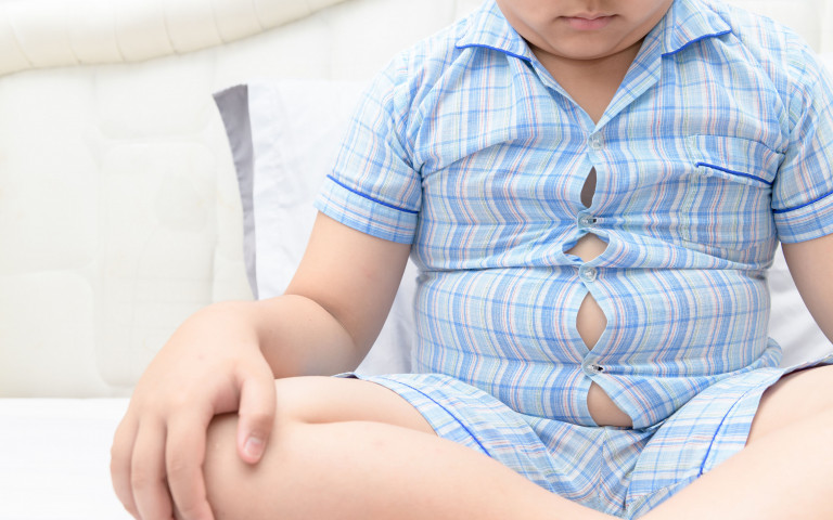 Dikke jongen met spannende pyjama