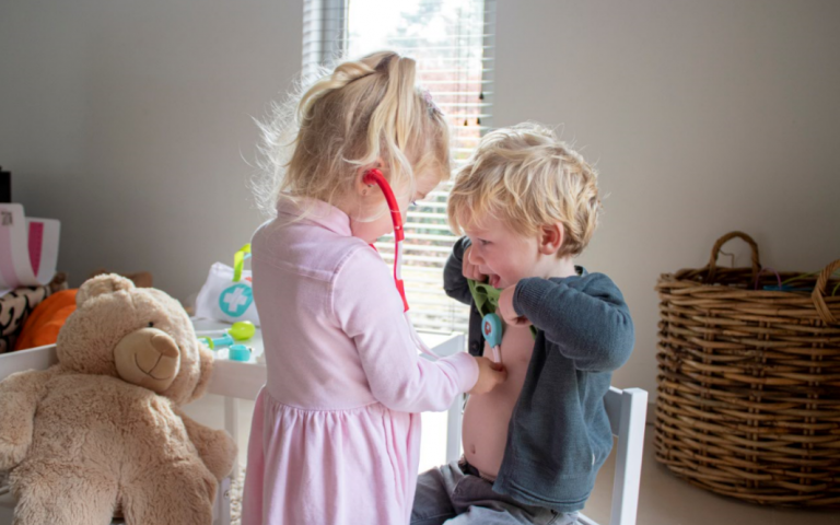 Twee kinderen spelen doktertje.