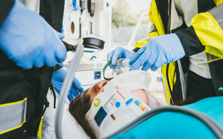 gewonde met twee verplegers