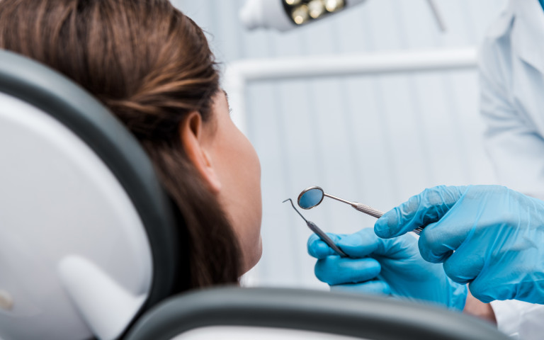 femme chez le dentiste