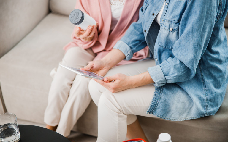 vrouwen checken pillendoosje