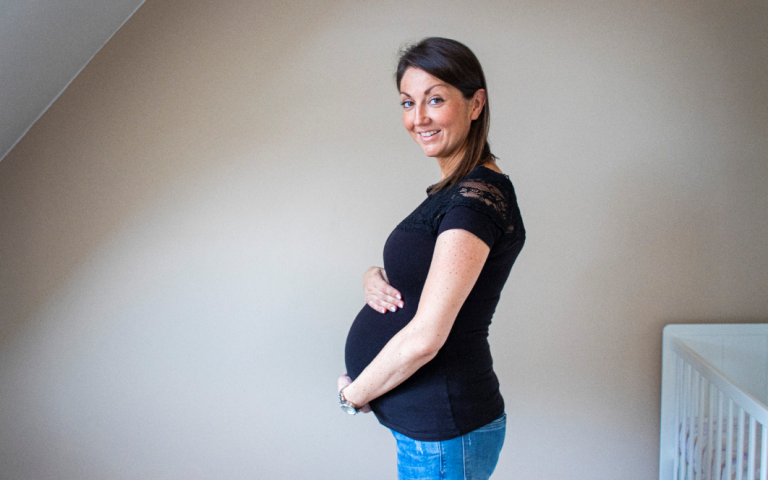 Zwangere vrouw met bolle buik