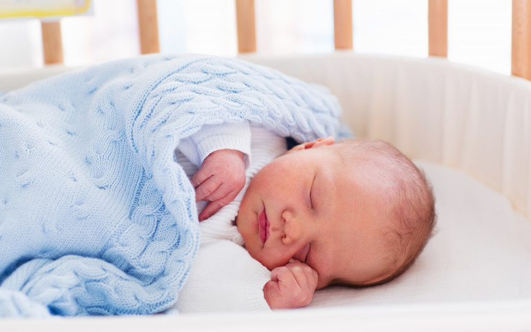 Un nouveau-né qui dort dans son lit
