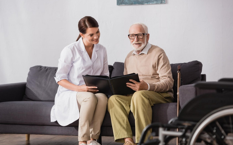 Ergothérapeute qui explique comment aménager la maison du patient