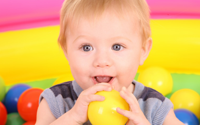 Jeune enfant qui joue dans une piscine à balles