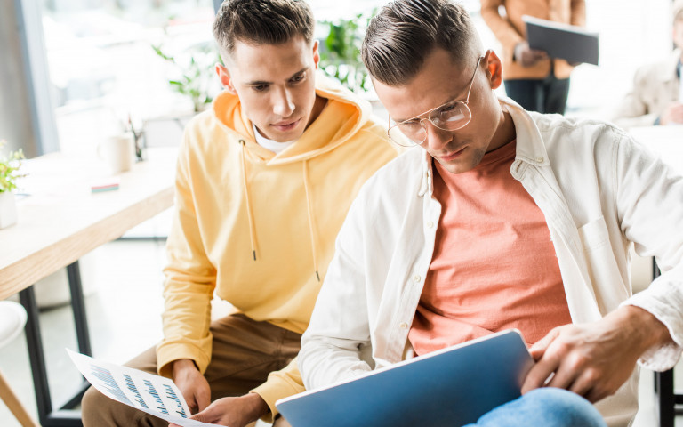 Jonge mannen met business plan